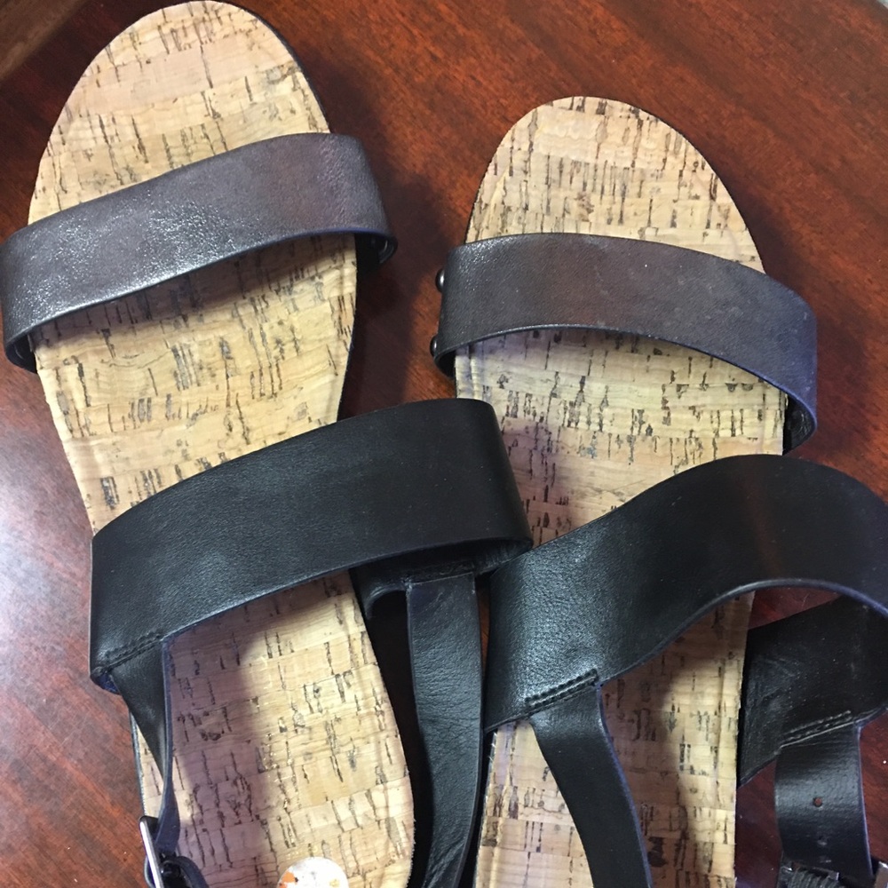 Restricted sandals - Picture 3 of 3